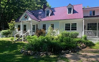 Outside view of Buttonwood Inn on Mt Surprise